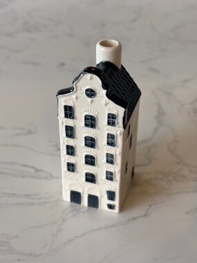 KLM #33 Blue Delft House by BOLS